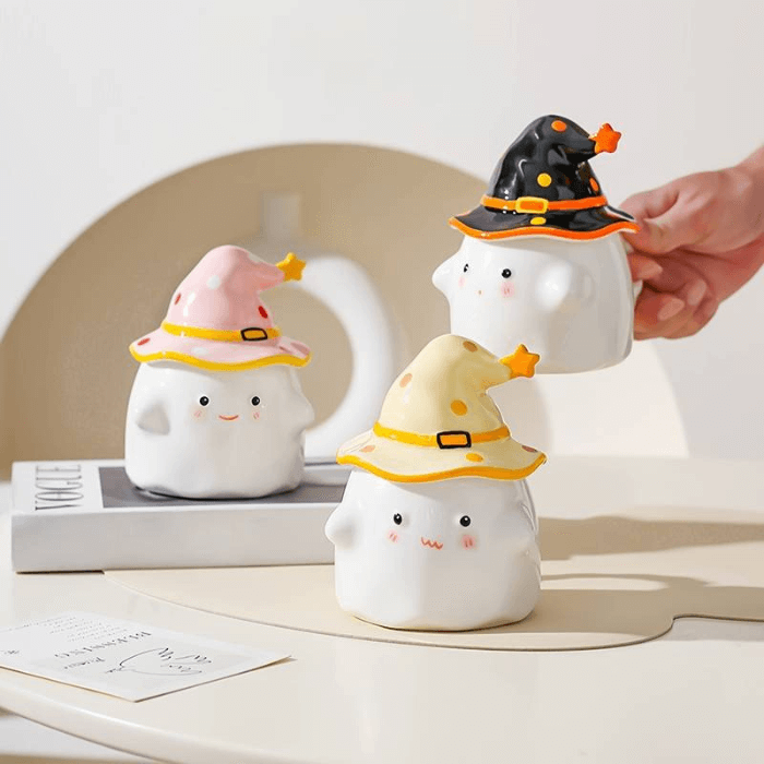 Adorables tasses fantômes Halloween mignonnes en céramique avec chapeaux de sorcière colorés, parfaites pour enfants. 350 ml chacune.