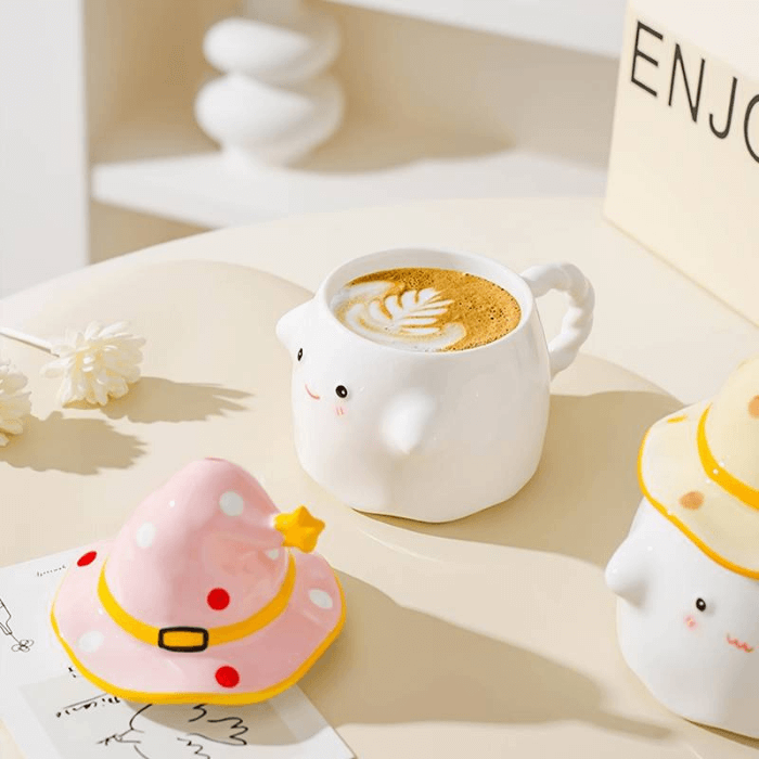 Adorable tasse fantôme Halloween en céramique avec cappuccino, décorée d'accessoires mignons, parfaite pour enfants et adultes.