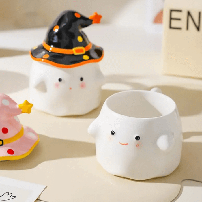 Deux tasses fantôme Halloween mignon en céramique, une avec chapeau de sorcière, parfaites pour enfants et adultes.