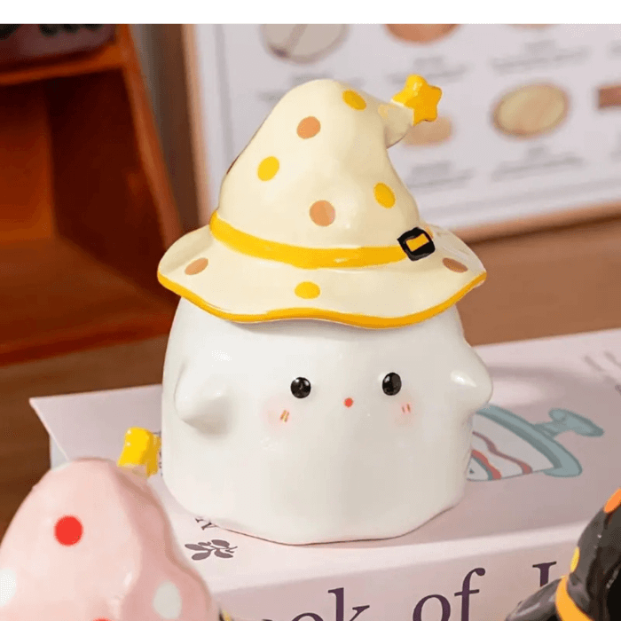 Tasse fantôme Halloween mignon avec chapeau à pois, idéal pour enfants et adultes, en céramique, sur une étagère en bois