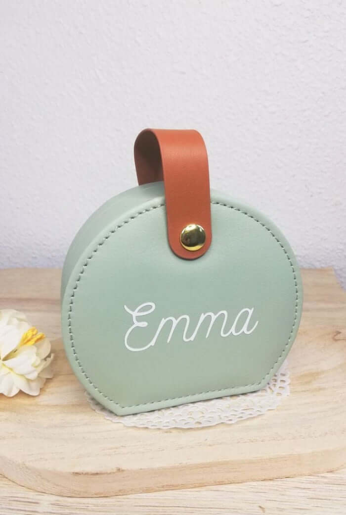Boite à bijoux personnalisée avec prénom "Emma", cadeau original pour femme, idéale pour ranger bagues, boucles d'oreilles et colliers.