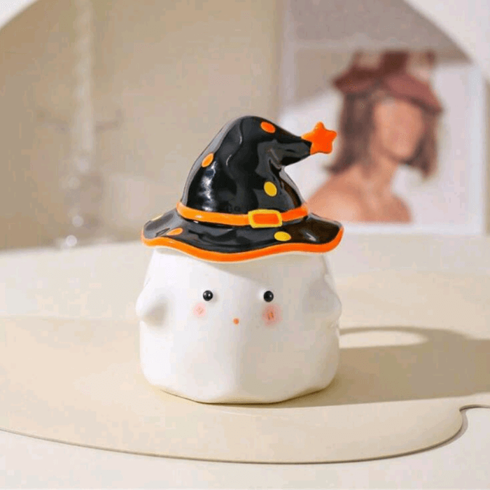 Tasse fantôme mignon Halloween en céramique avec chapeau de sorcier noir et orange, idéale pour boissons magiques.
