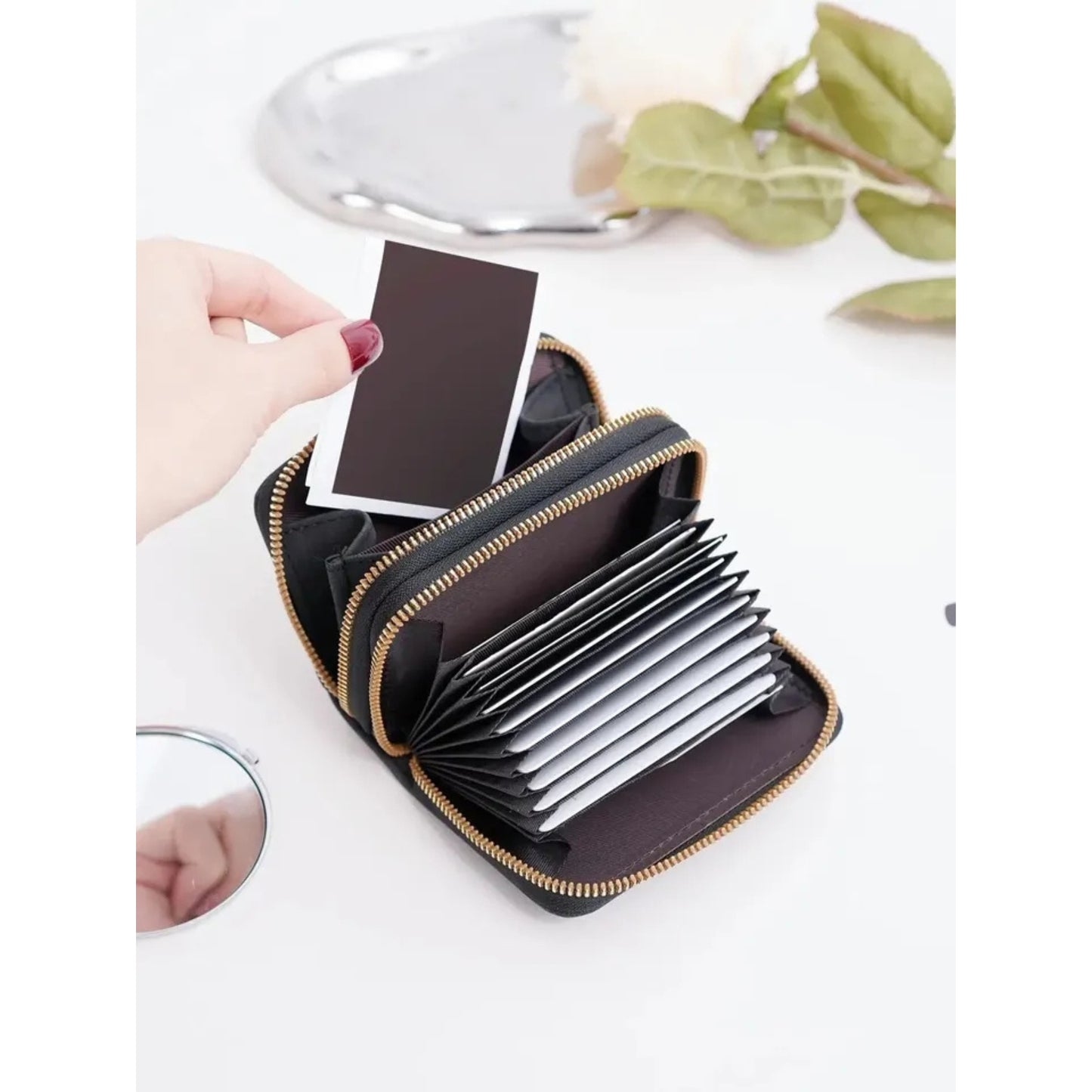 Cash wallet with compartments