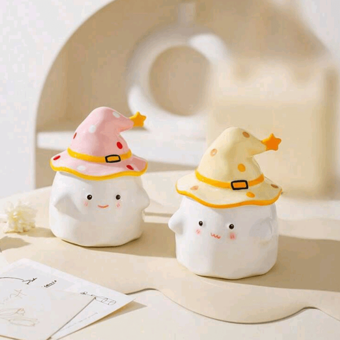 Tasses fantôme Halloween mignonnes en céramique avec chapeaux de sorcière rose et jaune, parfaites pour enfants et adultes.