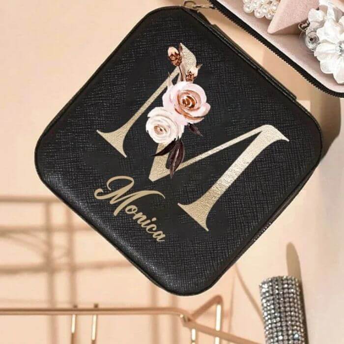 Boite à bijoux de voyage noire avec initiale M et prénom Monica avec fleurs