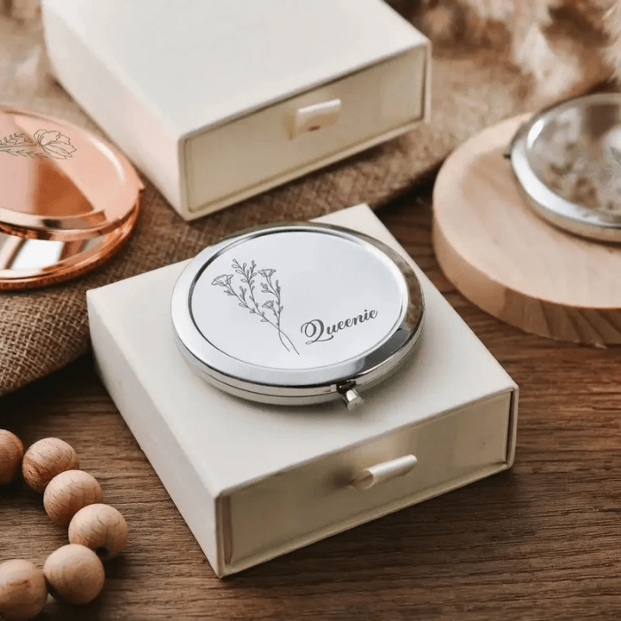 Miroir de poche argenté, personnalisé avec prénom et fleur de naissance, avec boite cadeau assortie