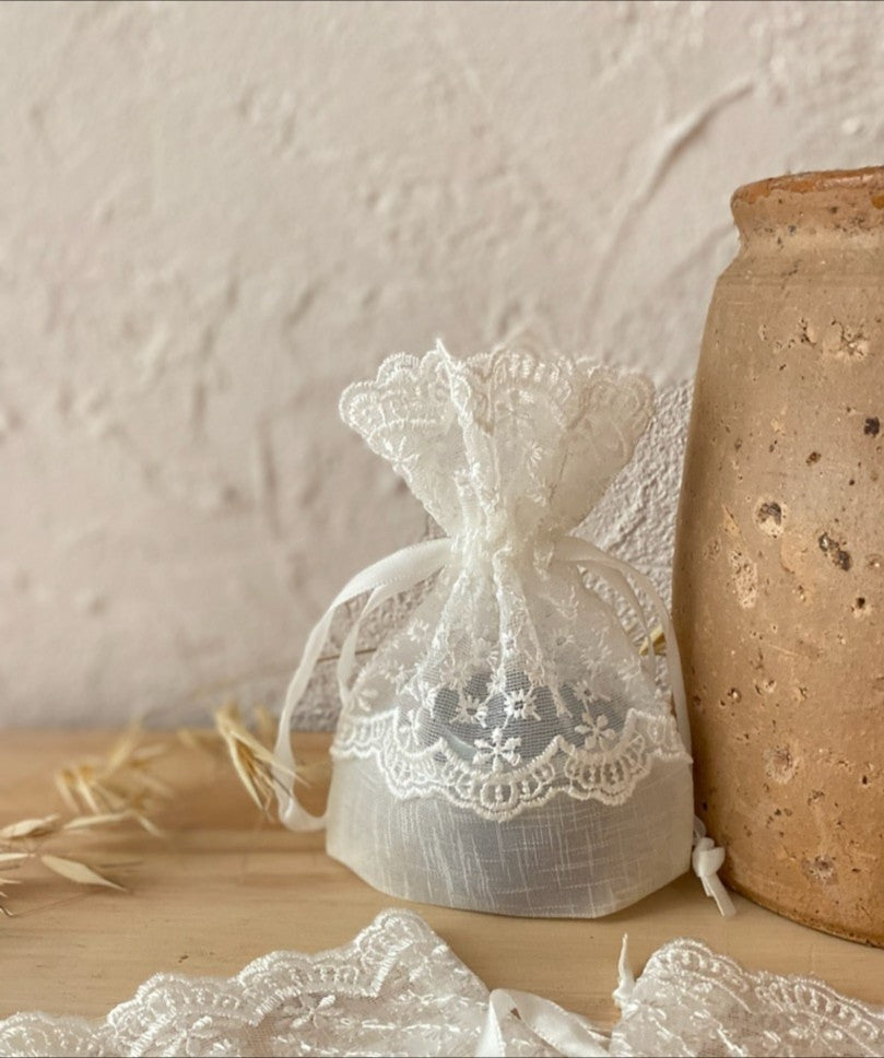 ballotin en tissu dentelle pour dragées ou cadeaux invités mariage