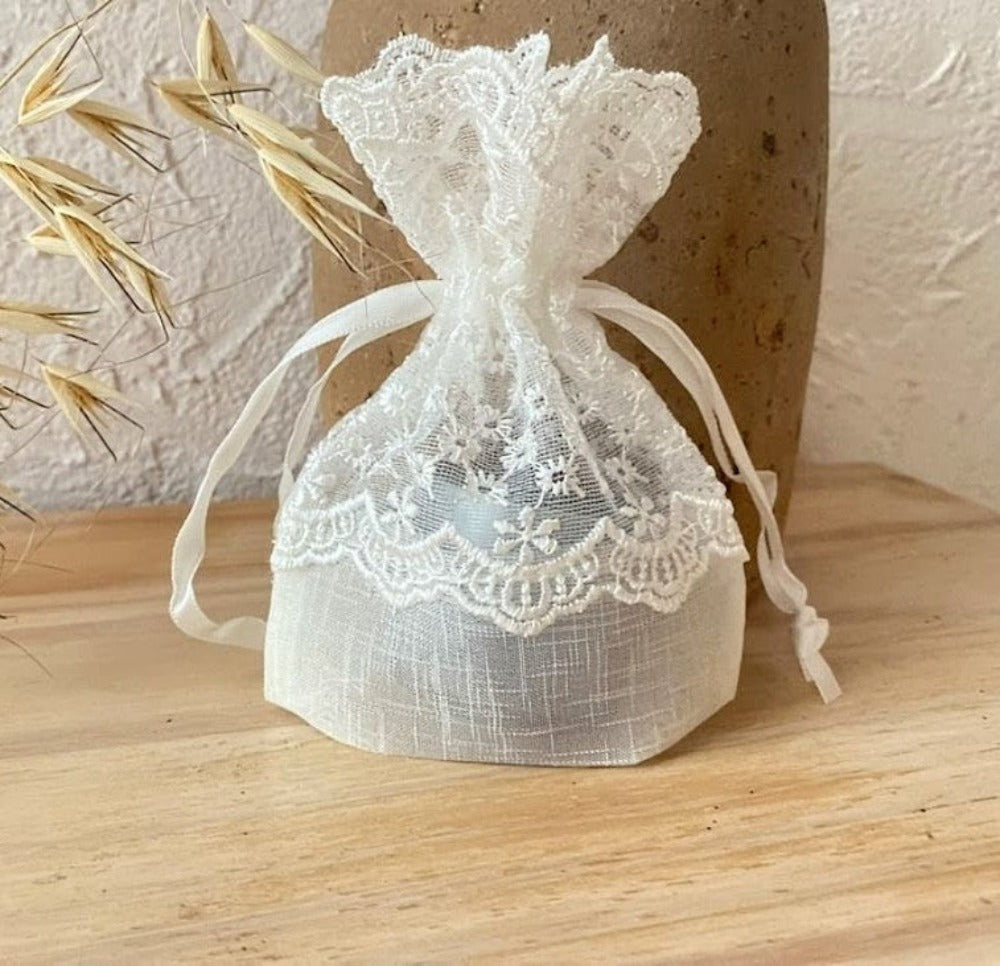 pochon en dentelle pour dragées mariage, sac pour cadeaux d'invités