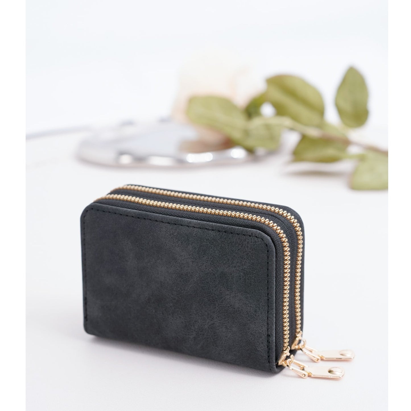 Cash wallet with compartments