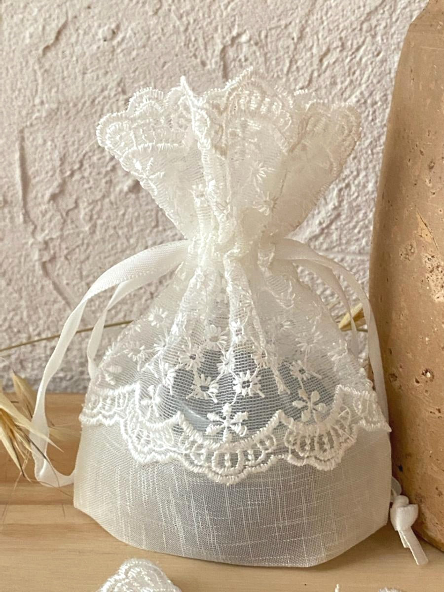 sachet pour dragées mariage en dentelle, idéal pour vos cadeaux d'invités