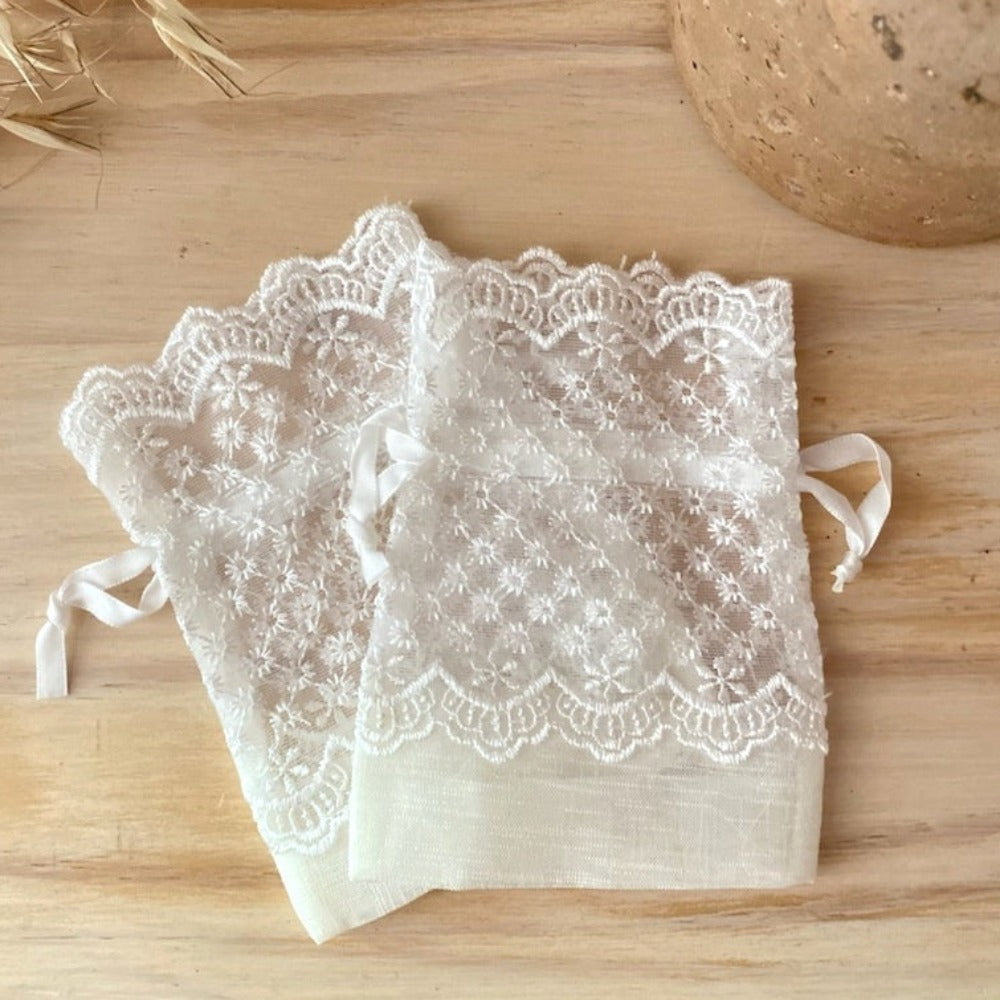 sachets a dragées en dentelle pour cadeaux d'invités mariage