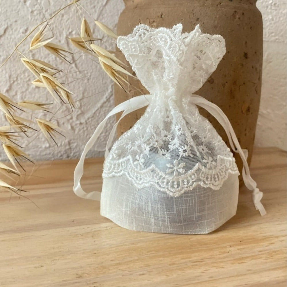 pochon à dragées en dentelle pour mariage champêtre ou baptême