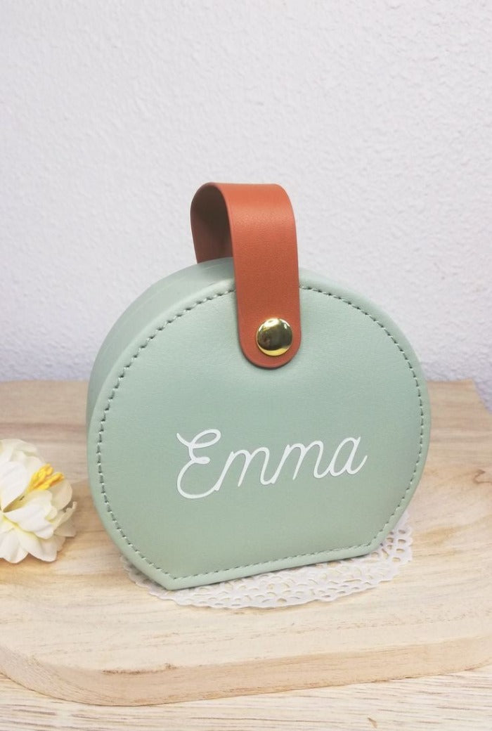 Boite à bijoux personnalisée avec prénom "Emma", cadeau original pour femme, idéale pour ranger bagues, boucles d'oreilles et colliers.