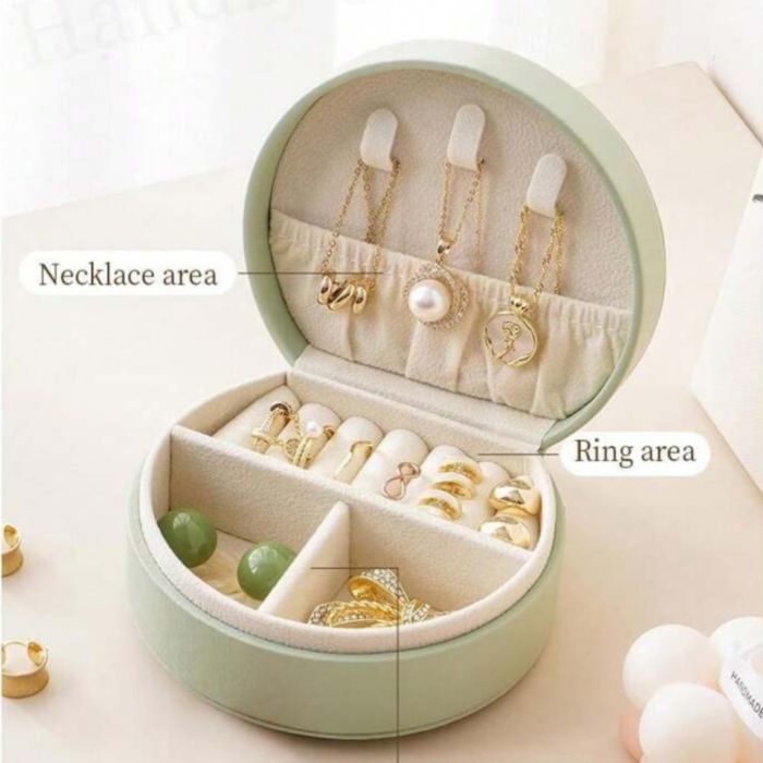 Boite à bijoux personnalisée avec prénom - petite boîte verte avec sections pour bagues et colliers, idéale pour cadeau anniversaire fille ou femme.
