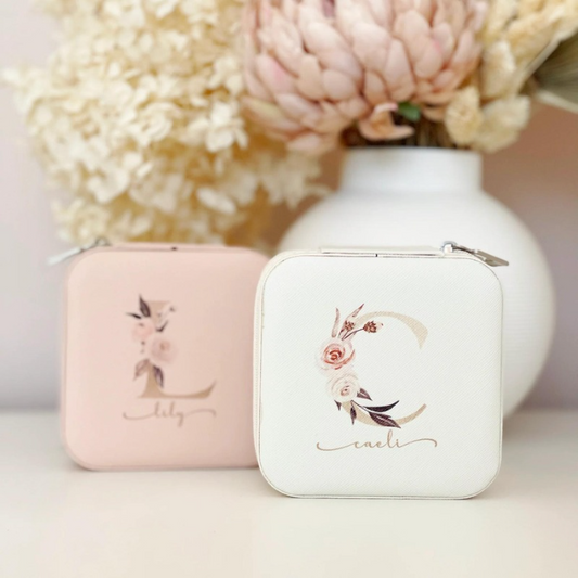 Boite_a_bijoux_personnalisee_prenom_et_initiale_fleur