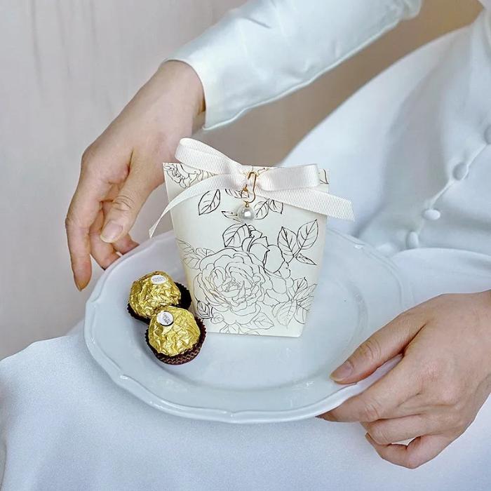 Boite cadeau  couleur crème motif fleurs pour cadeaux invités mariage
