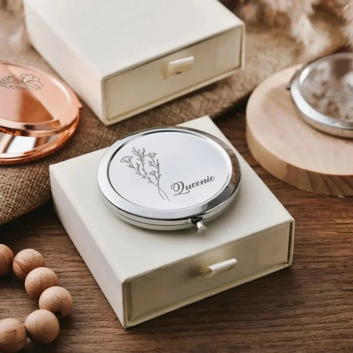 Miroir de poche argenté, personnalisé avec prénom et fleur de naissance, avec boite cadeau assortie