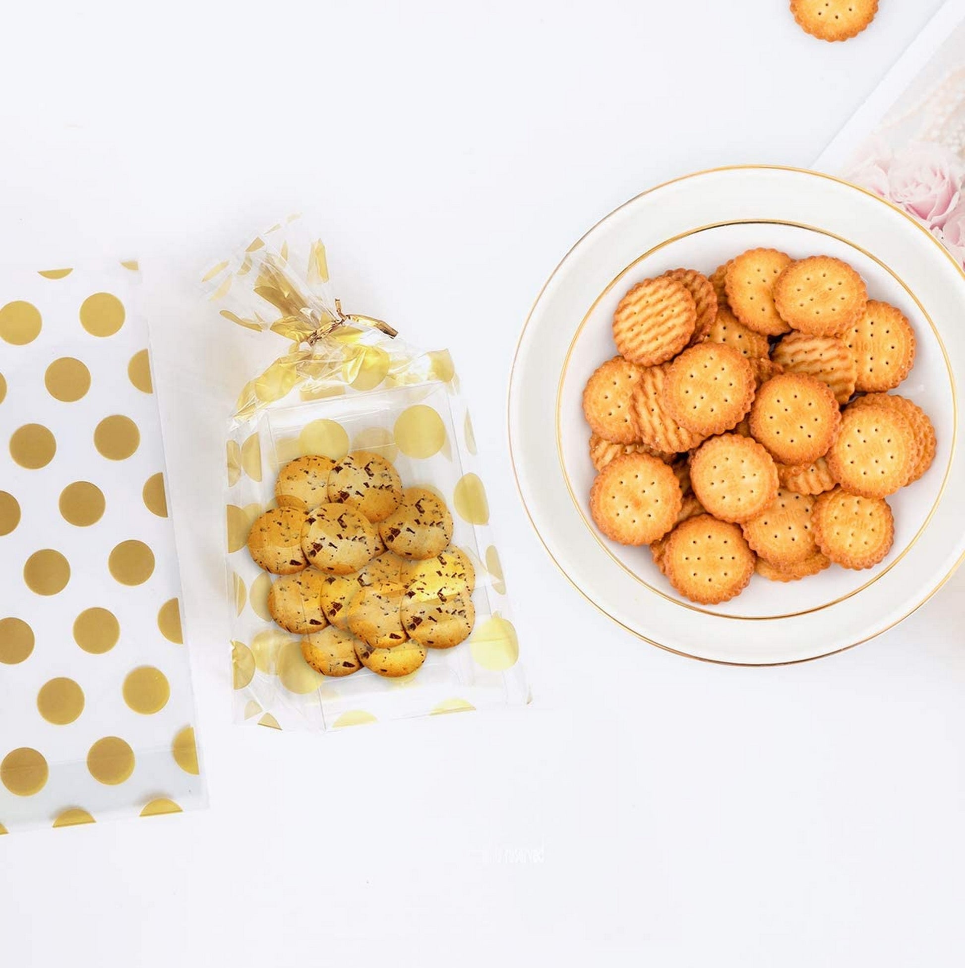 Emballage pour biscuits et cookies, transparent avec des pois dorés.