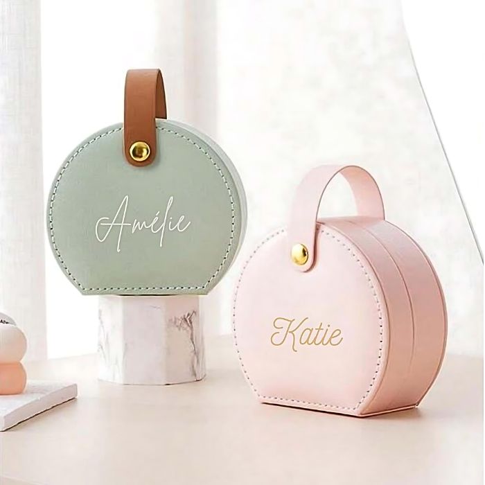 Boîte à bijoux personnalisée avec prénom pour cadeau anniversaire fille, cadeau baptême fille et cadeau femme, parfaite pour voyages.