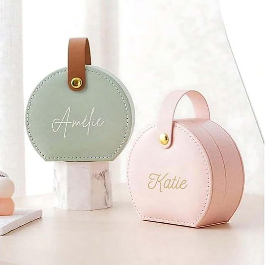 Boîte à bijoux personnalisée avec prénom pour cadeau anniversaire fille, cadeau baptême fille et cadeau femme, parfaite pour voyages.