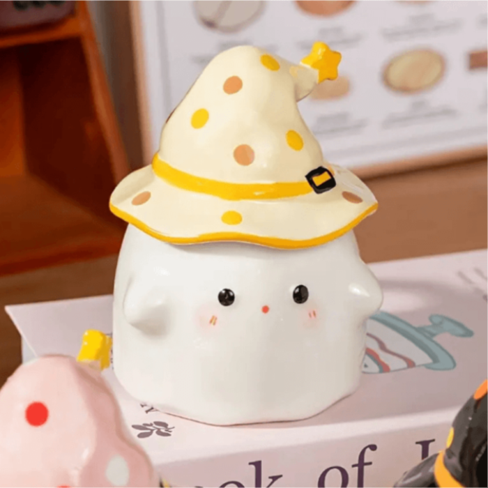 Tasse fantôme Halloween mignon avec chapeau à pois, idéal pour enfants et adultes, en céramique, sur une étagère en bois